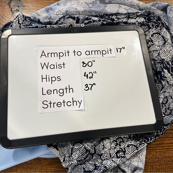 Floral sleeveless Dress with front tie - Picture 12 of 15